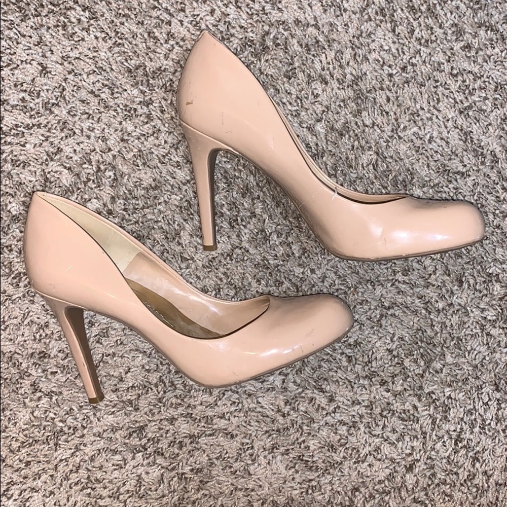 Nude pumps